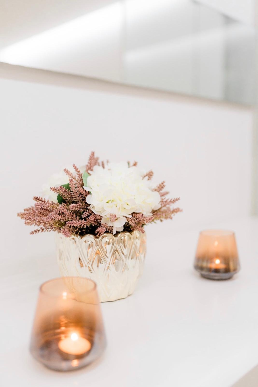 Detalhe do espaço — flores e velas